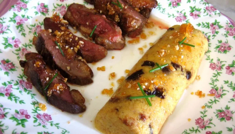 Magret au caramel et aux amandes et sa polenta aux pruneaux