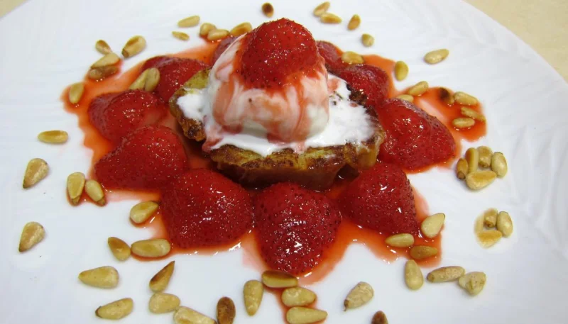 Pain perdu aux fraises et aux pignons