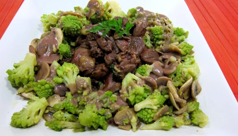 Coeurs de canard, légumes et sauce béchamel au vin rouge
