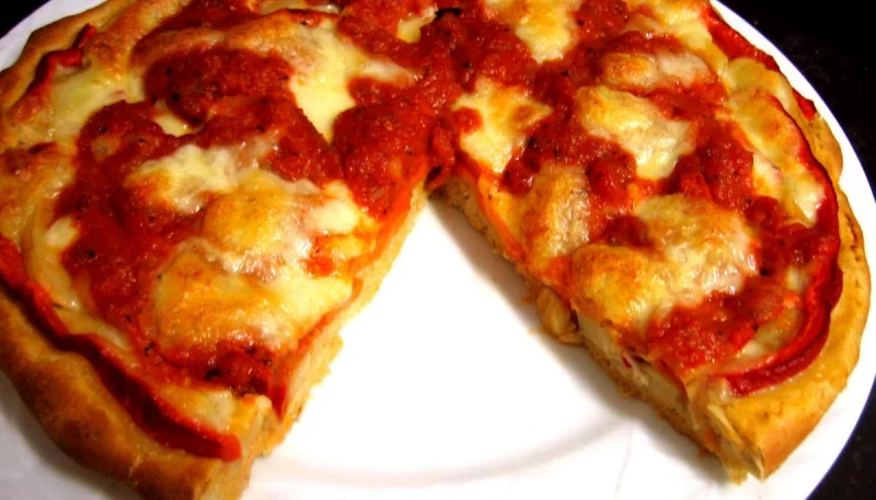 Pizza aux artichauts et mozzarella