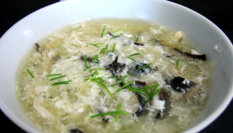 Soupe de poulet aux champignons à la chinoise