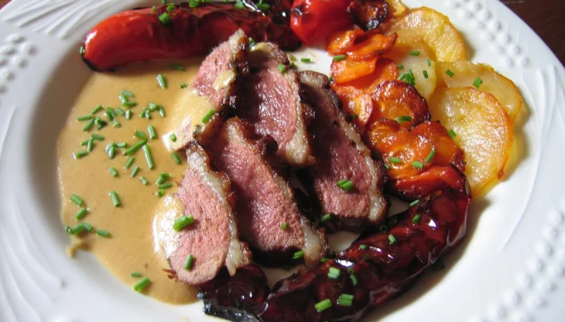 Magret de canard à la sauce moutarde