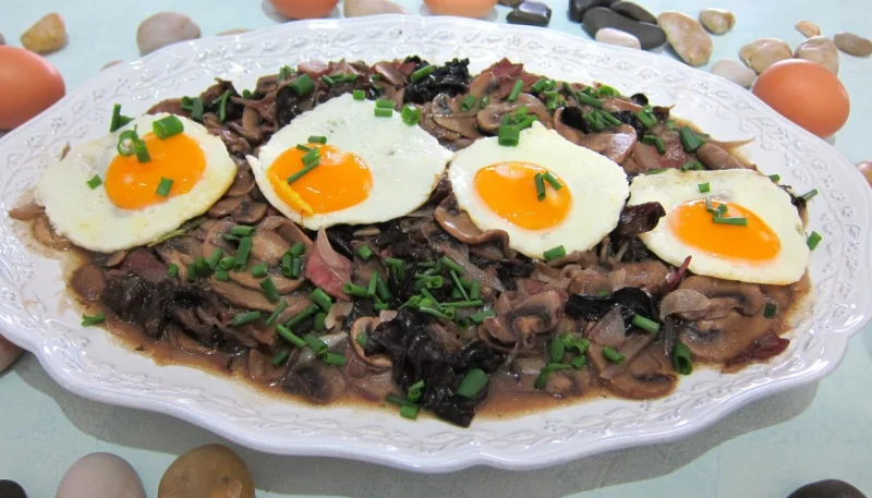 Oeufs au vin rouge et champignons