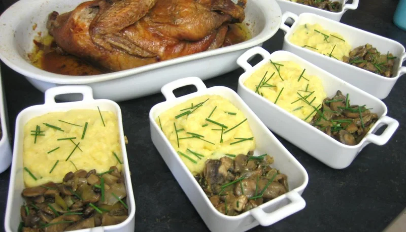 Pintade à la purée de maïs et champignons
