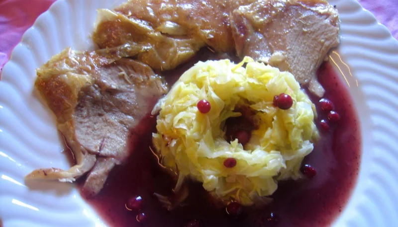 Cuisse de dinde au chou et à la sauce aux airelles
