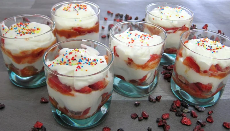 Verrines de fraises à la chantilly meringuée