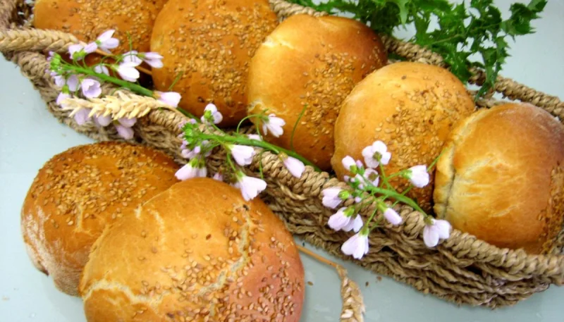 Petits pains farcis à l'oignon et aillettes