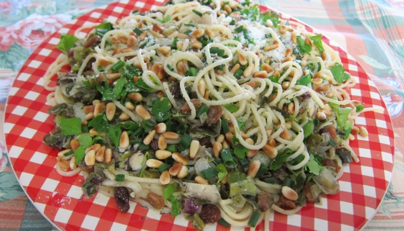Spaghettis aux pignons de pin, et aux raisins secs