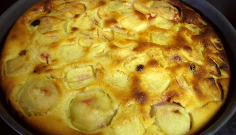 Flan aux pêches et aux raisins secs