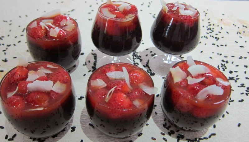 Riz noir aux fraises et crème à la noix de coco