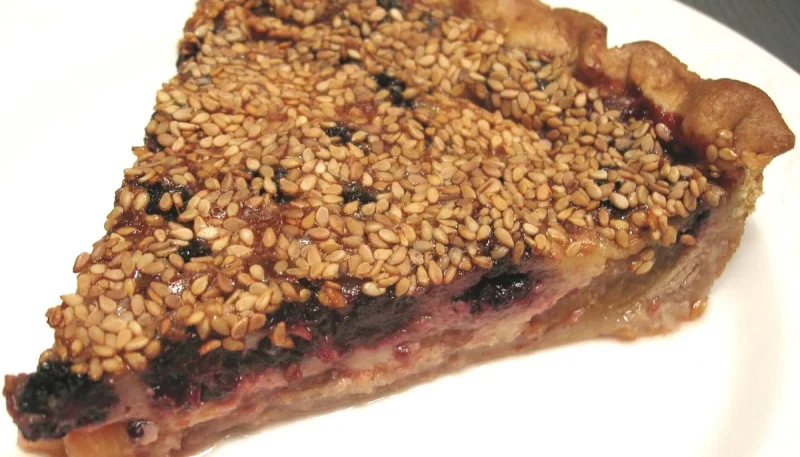 Quiche sucrée aux prunes et aux mûres