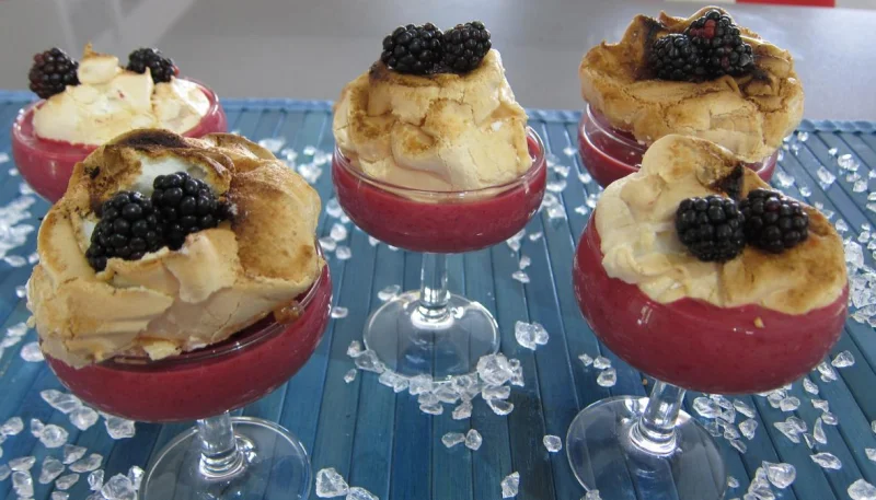 Crème anglaise aux mûres et sa meringue