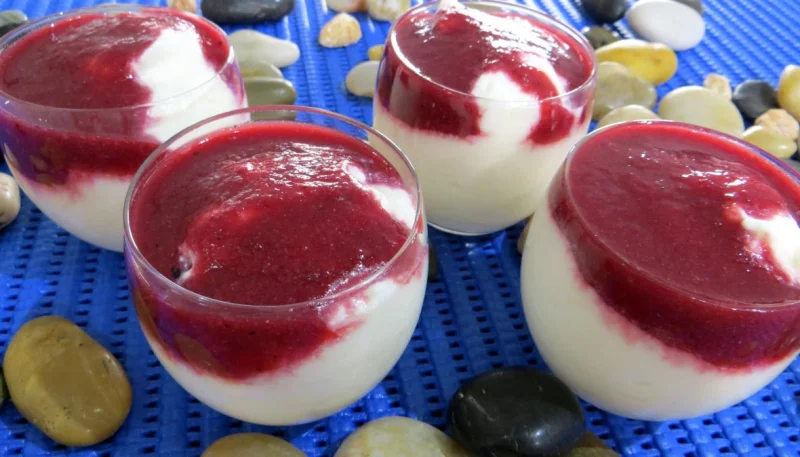 Mousse de mascarpone au coulis de fruits rouges