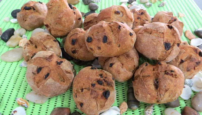 Pain seigle aux raisins ou benoîtons