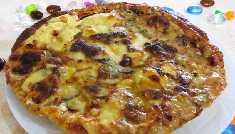 Pizza aux champignons et fromages