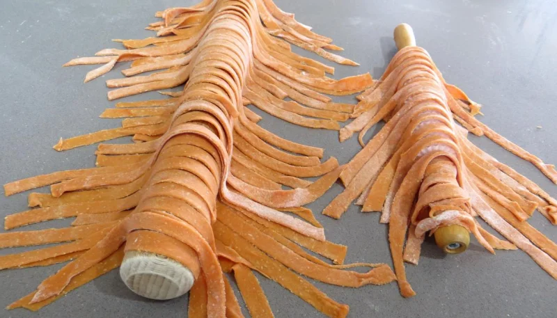 Nouilles fantaisies à la tomate