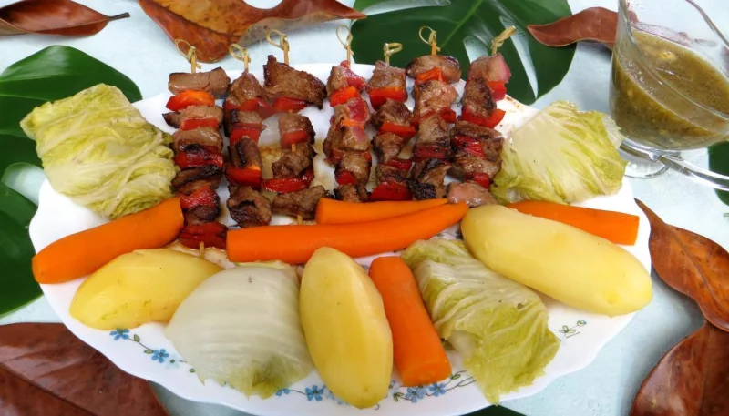 Brochettes de boeuf et légumes à la vapeur