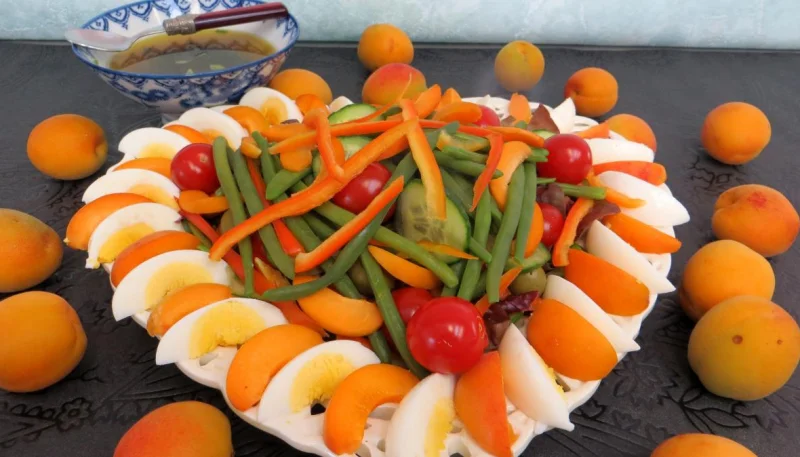 Salade d'été aux abricots