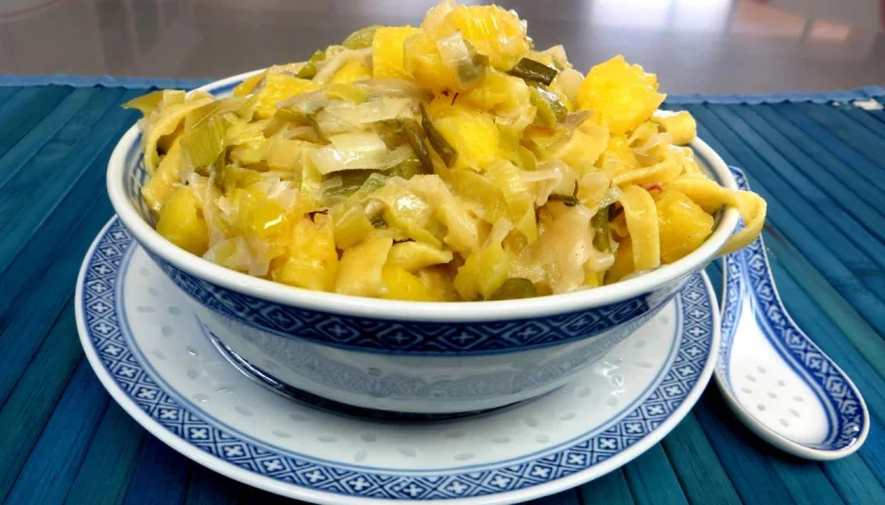 Tagliatelles fraîches aux oignons et ananas