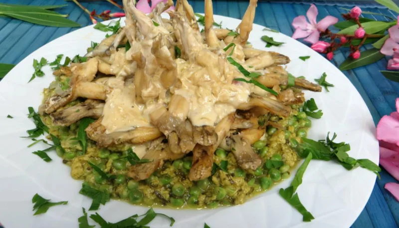 Oeufs brouillés aux petits pois et cuisses de grenouilles