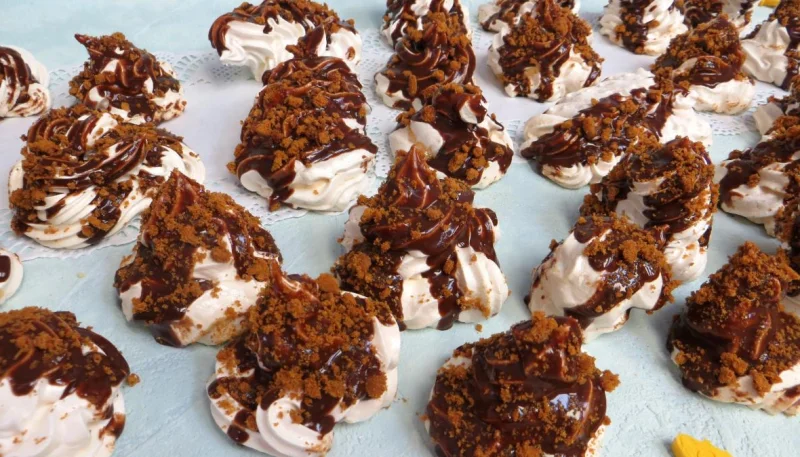 Meringues à l'espagnole glacées au chocolat