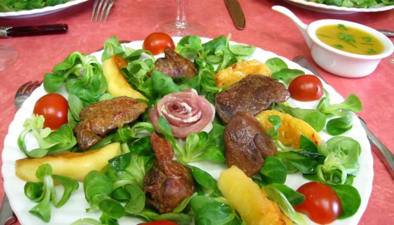Salade de mâche aux foies de volaille et aux pommes