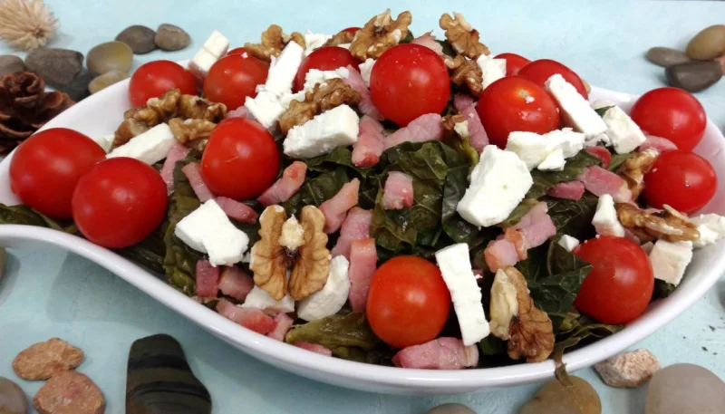 Salade au chou, noix et féta
