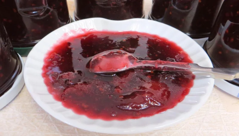 Confiture de mûres et prunes blanches