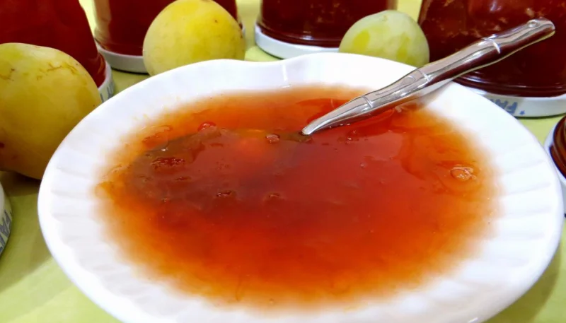 Confiture de prunes au tilleul