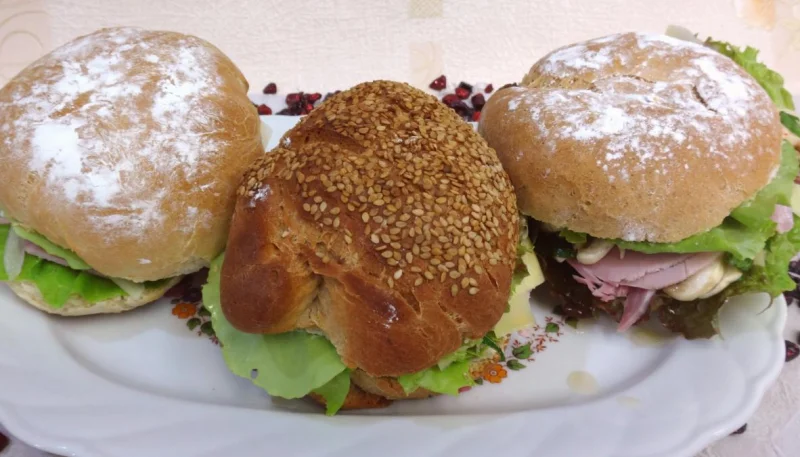 Burger au jambon, champignons et beurre d'ail