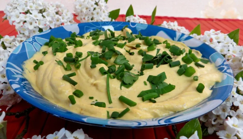 Sauce relevée et sa salade
