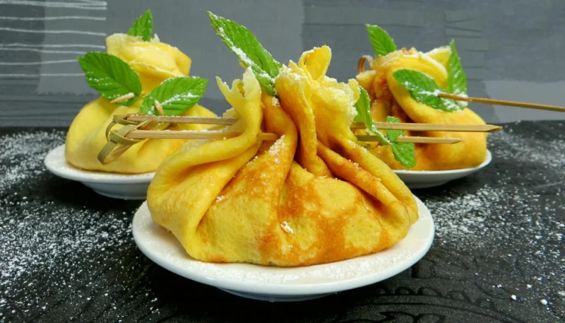 Aumônières de crêpes aux fraises