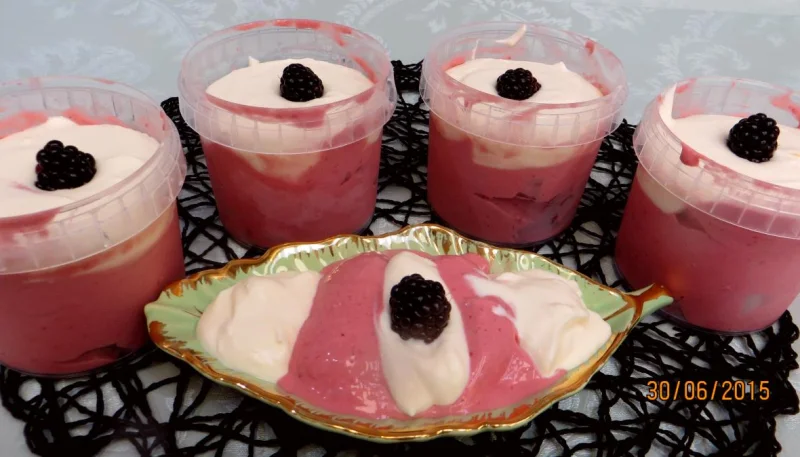 Crème glacée aux mûres et noix de coco