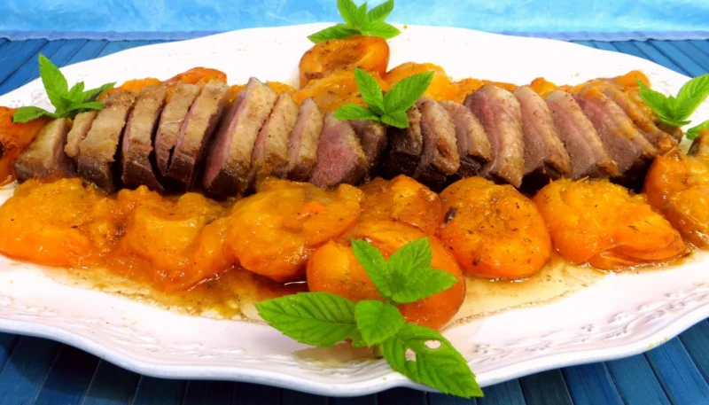 Magret de canard aux abricots frais