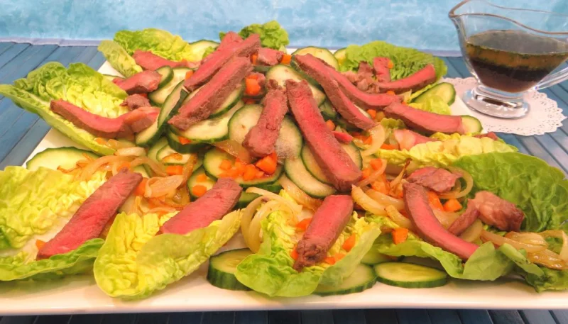 Concombre et sa salade de bœuf