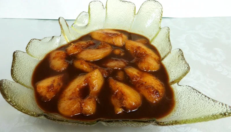 Pêches au vin rouge