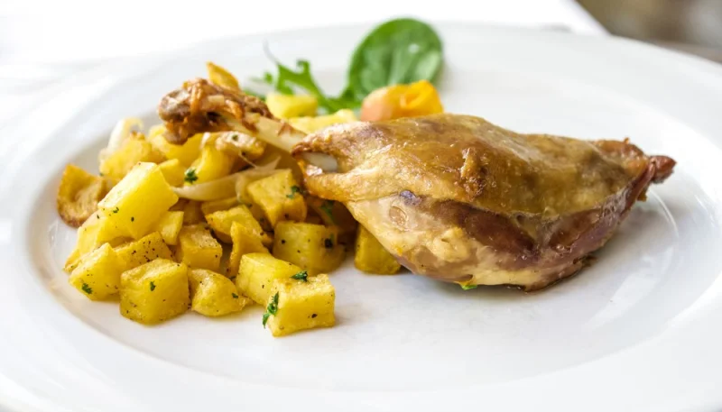Confit de canard aux pommes de terre
