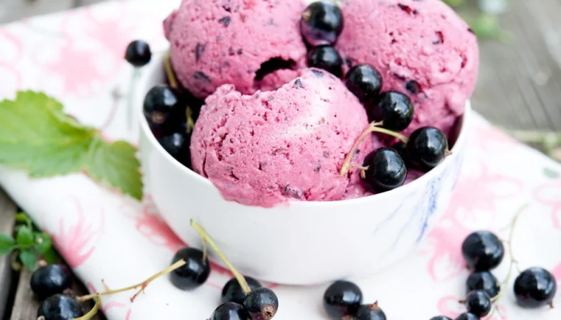 Crème glacée au cassis et aronia au mascarpone