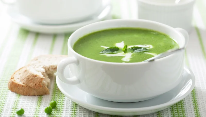 Crème de pois frais à la menthe