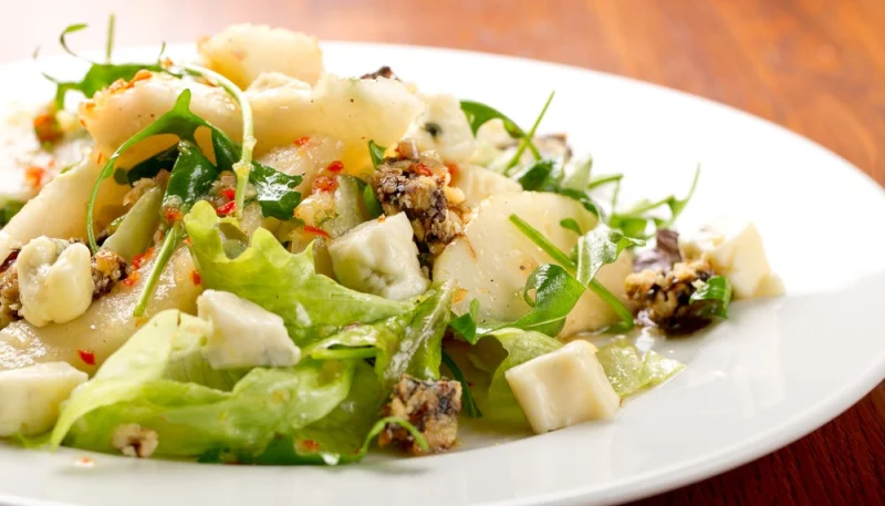 Brie et poires en salade