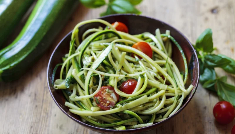 Salade de courgette crue au pesto