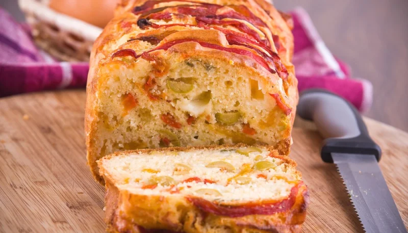 Cake aux poivrons, jambon et olives