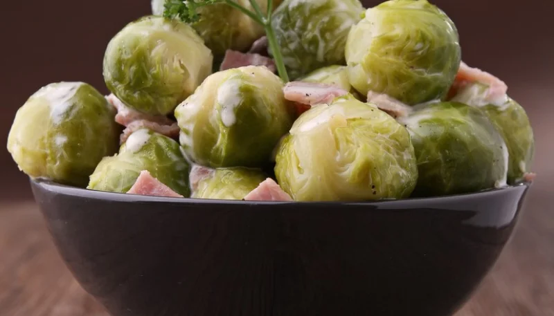 Choux de Bruxelles à la crème et aux lardons