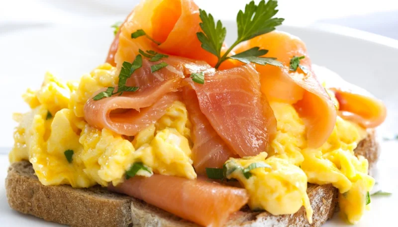 Oeufs brouillés au saumon fumé