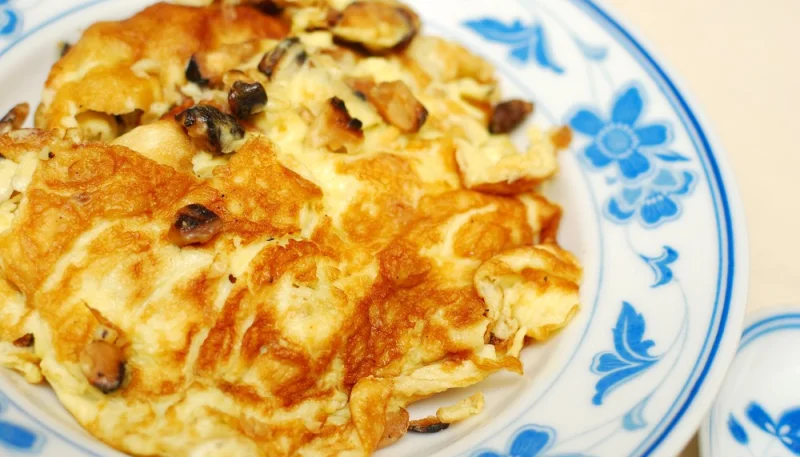Omelette au poulet et aux champignons