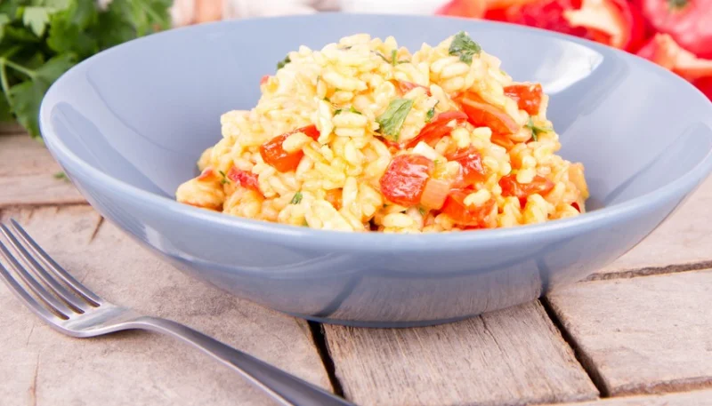 Risotto au poulet et à la tomate