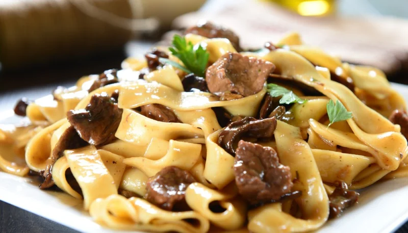 Tagliatelles au poulet, champignons et cognac