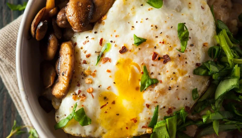 Oeufs au plat aux girolles