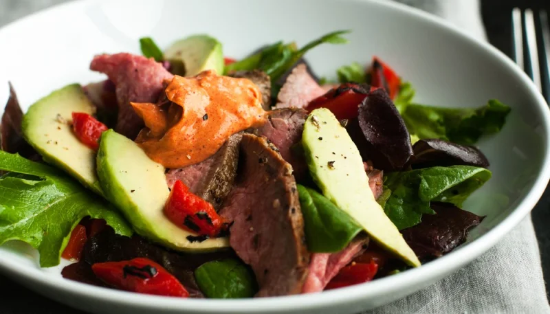 Salade au boeuf, à l'avocat et à la coriandre