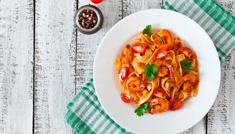 Pâtes aux crevettes et à la tomate